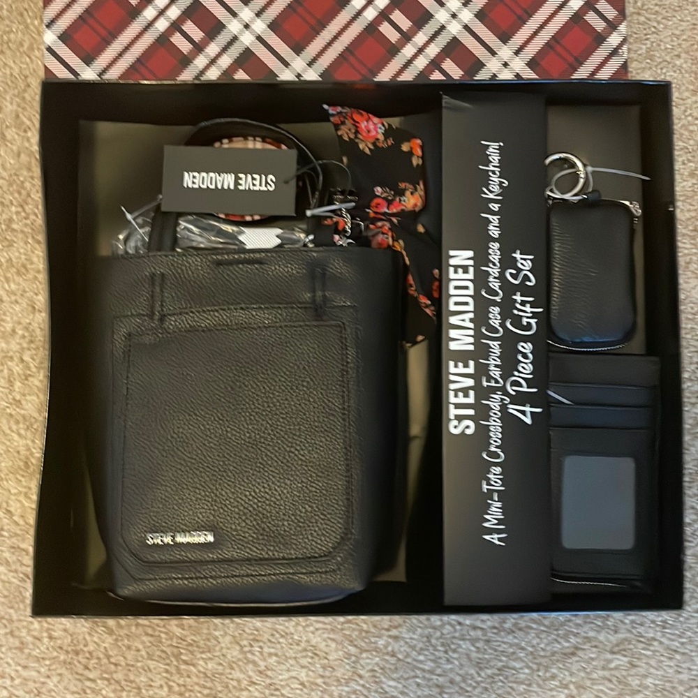 Steve Madden crossbody purse, wallet, keychain, and earbud case gift set NWT